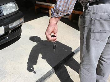 Den Autoschlüssel hat Gerhard N. noch griffbereit. Selbst fahren darf er aber nie mehr. Foto: Barbara Herbst
