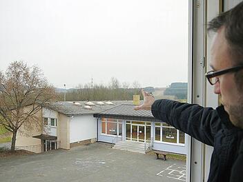 Sorgenkind: Nicht nur, weil das Dach schlecht bis gar nicht isoliert ist, sieht Bürgermeister Markus Mönch keine Alternative: Die Turnhalle (links im Bild) muss zumindest saniert, vielleicht sogar komplett neu gebaut werden. Im kommenden Jahr wird sich entscheiden, welchen Weg die Gemeinde dabei einschlagen wird. Foto: Berthold Köhler