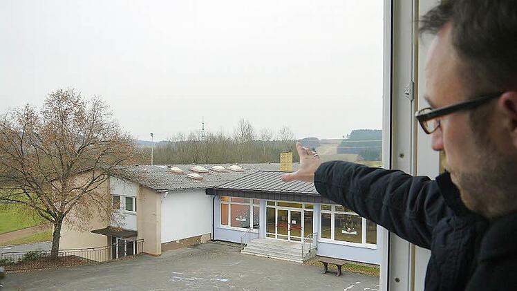 Sorgenkind: Nicht nur, weil das Dach schlecht bis gar nicht isoliert ist, sieht Bürgermeister Markus Mönch keine Alternative: Die Turnhalle (links im Bild) muss zumindest saniert, vielleicht sogar komplett neu gebaut werden. Im kommenden Jahr wird sich entscheiden, welchen Weg die Gemeinde dabei einschlagen wird. Foto: Berthold Köhler