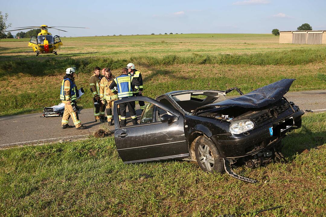 Schmerldorf: 20-Jähriger bei Unfall aus Auto geschleudert und schwerst verletzt