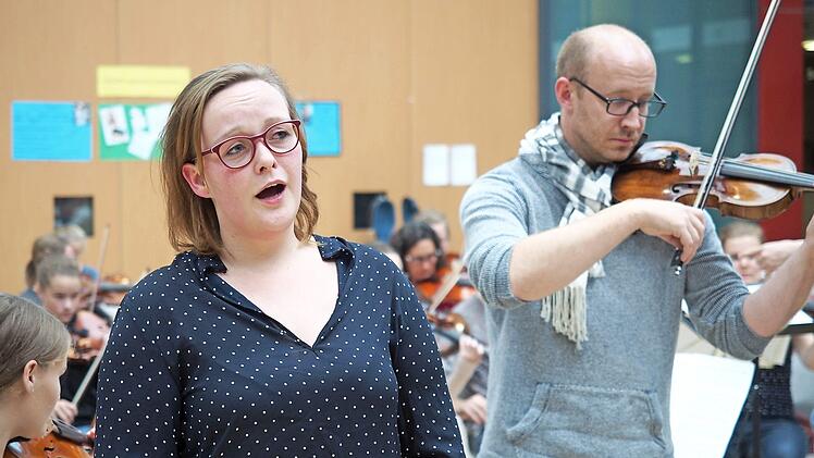 Konzertmeister Johannes Enders spielt bei der Begleitung von Eva Friedrich ausnahmsweise nur die zweite Geige. Foto: Nicole Julien-Mann