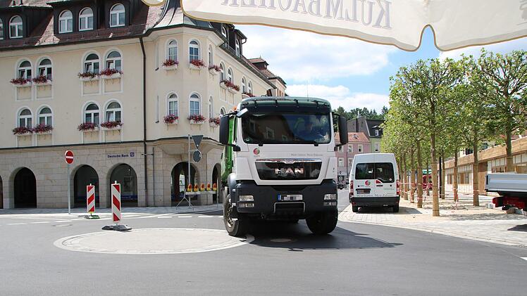 Statt einfach links abzubiegen, hätte dieser Lastwagenfahrer nach rechts in den Kreisel einfahren müssen. Wenn er dabei die Markierung überfahren hätte, wäre das bei einem so großen Fahrzeug in Ordnung gewesen. Foto: Katrin Geyer