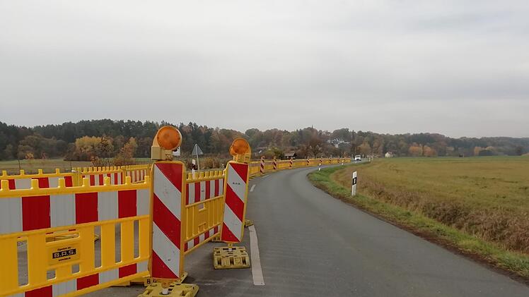 Die halbseitige Sperrung des Abschnitts zwischen Mainleus und Willmersreuth wird wohl noch bis Mitte Dezember andauern - und damit auch die Ampelregelung. Foto: Katrin Geyer