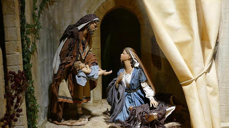 Eine seltene Krippenszene: Nicht Maria, sondern Josef hält das Jesuskind. Foto: Marion Krüger-Hundrup