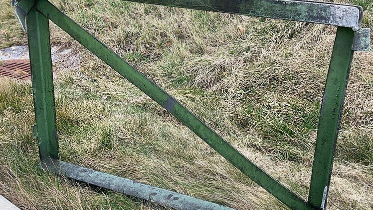 A73 bei Nürnberg: Zwölf Autos durch Stahlrahmen beschädigt