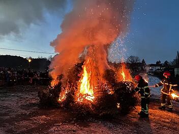 In W&uuml;stenahorn wurde das Knutfest gefeiert und dabei Christb&auml;ume verbrannt.