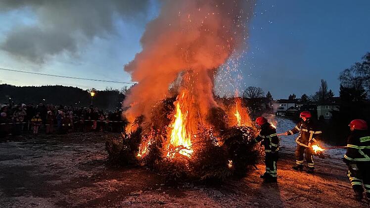 In W&uuml;stenahorn wurde das Knutfest gefeiert und dabei Christb&auml;ume verbrannt.