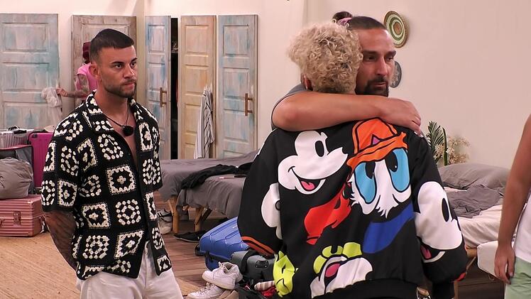 Serkan (links) und Sandy (Mitte) verabschieden sich von Sam.