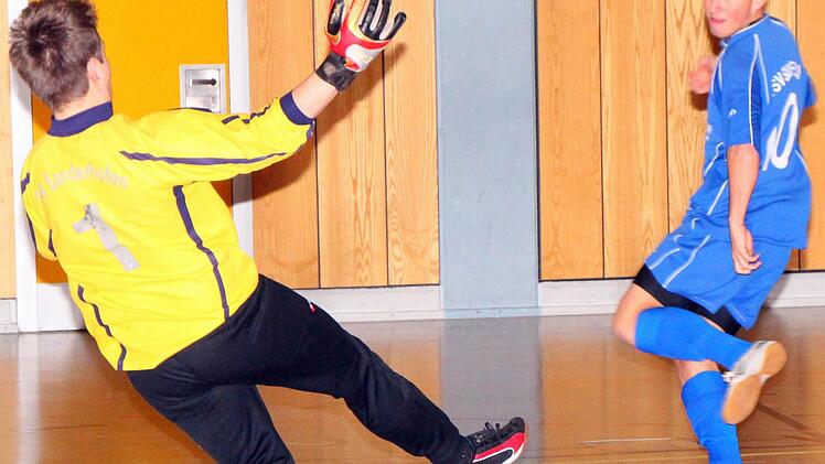 Sonderhofens Keeper Martin Jörg kann nicht verhindern, dass der Schuss von Niklas Pfarr zum 2:1 für den TSV Sulzfeld einschlägt. Foto: Thomas