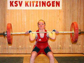 Die erfolgreichste Punktesammlerin des Wettkampfes, Jacqueline Schroll (KSV Kitzingen), bei ihrem besten Versuch im Stoßen. Sie bringt 72 Kilogramm in die Höhe. Foto: Thomas