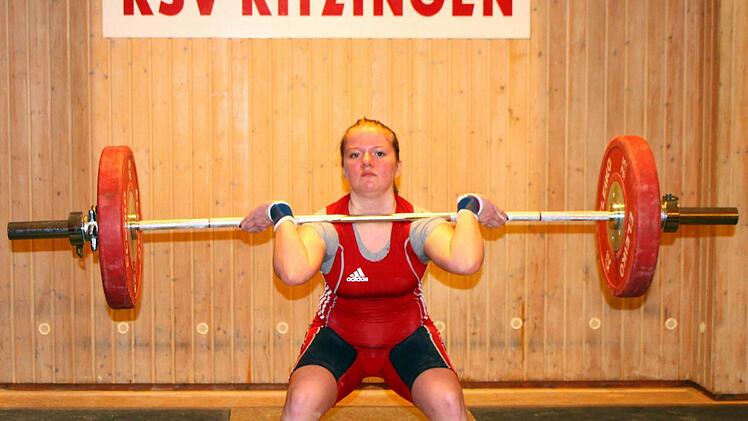 Die erfolgreichste Punktesammlerin des Wettkampfes, Jacqueline Schroll (KSV Kitzingen), bei ihrem besten Versuch im Stoßen. Sie bringt 72 Kilogramm in die Höhe. Foto: Thomas