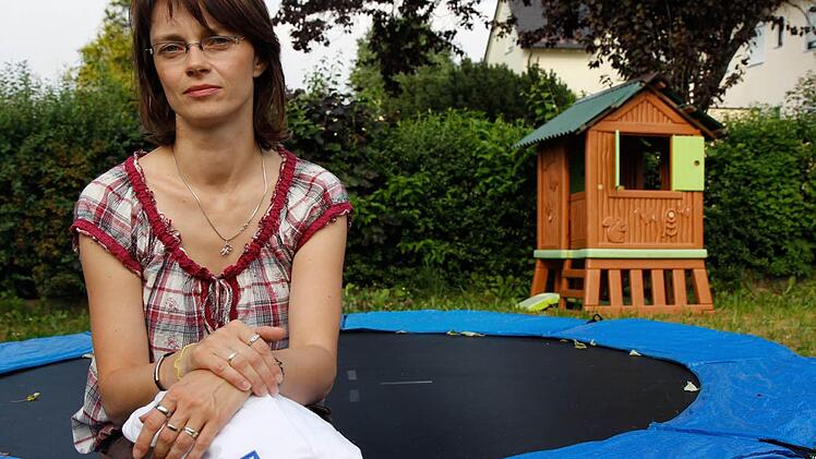 Yvonne Bruder aus Schwabach hat ihre Zeit bei Schlecker hinter sich gelassen. Jetzt freut sie sich auf ihren Job als Erzieherin.  Fotos: Michael Gründel