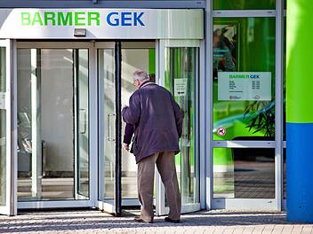 Eingang einer Geschäftsstelle der Barmer GEK in Hannover: In Bayern bietet die Krankenkasse derzeit noch 104 Anlaufstellen. Wie viele nun geschlossen werden, soll bis zum Sommer feststehen. Foto: Christoph Schmidt/dpa