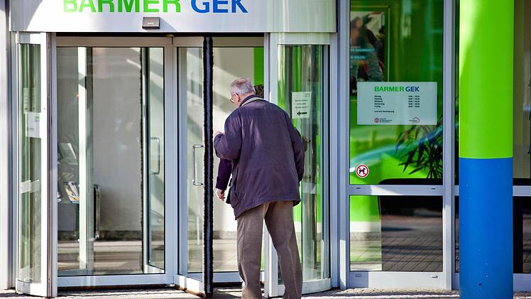 Eingang einer Geschäftsstelle der Barmer GEK in Hannover: In Bayern bietet die Krankenkasse derzeit noch 104 Anlaufstellen. Wie viele nun geschlossen werden, soll bis zum Sommer feststehen. Foto: Christoph Schmidt/dpa