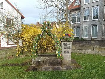 Ein Schmuckstück ist auch der Osterbrunnen, den die Frauen des Rhönklub-Zweigvereins WIldflecken eifrig geschmückt haben. Foto: Helmut Raab