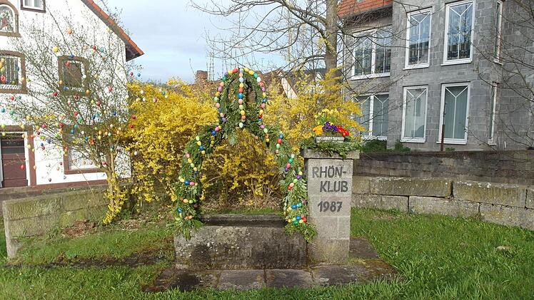 Ein Schmuckstück ist auch der Osterbrunnen, den die Frauen des Rhönklub-Zweigvereins WIldflecken eifrig geschmückt haben. Foto: Helmut Raab