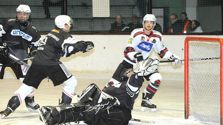 Derbyzeit: Szene aus dem Spiel der Kissinger Wölfe gegen den ESC Haßfurt. Foto: Hopf