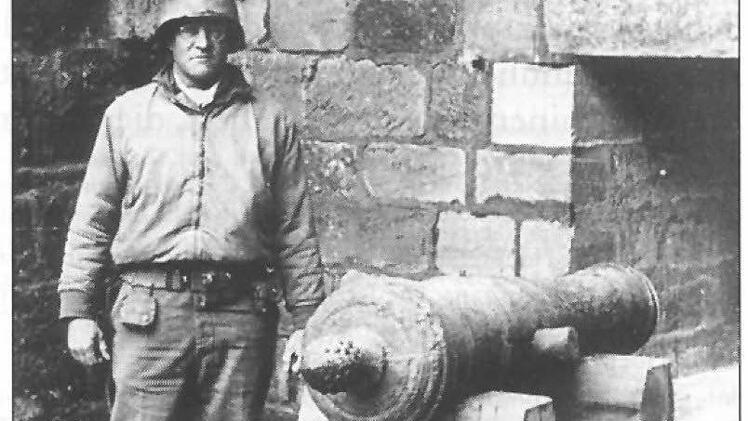 Siegerfoto: Brigadegeneral Willard A. Holbrook lässt sich am 14. April 1945 neben einer Kanone im Schönen Hof der Plassenburg ablichten. Foto: Archiv Schoberth
