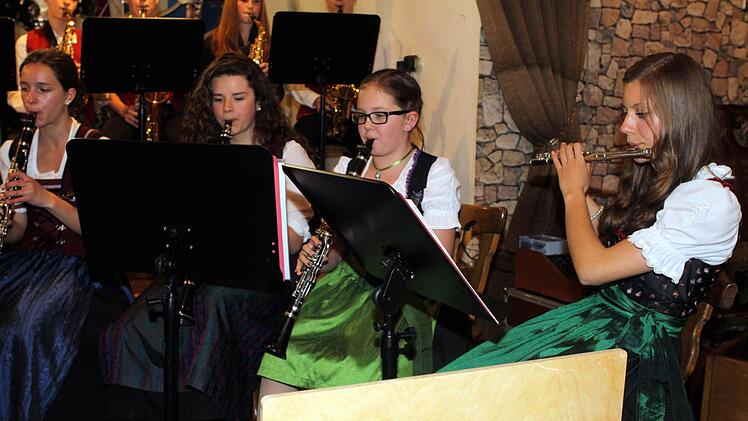 Bei der Blasmusik Neuengrün-Schlegelshaid spielen auch junge Frauen. Foto: Michael Wunder