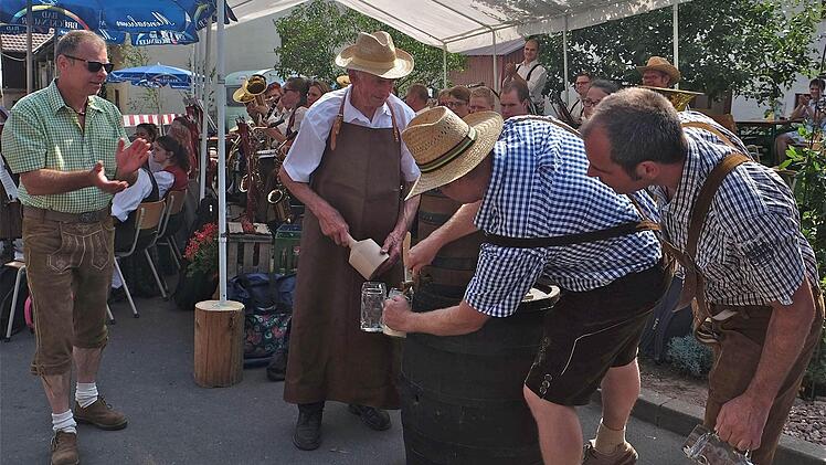 August Winter, einer der ältesten Einwohner, stach das Festbierfass an. Foto: Gerd Schaar