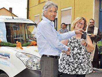 Mit der Schlüsselübergabe durch den Greive-Mitarbeiter Bernd Hofmann und Silke Mohler ging das Fahrzeug in den Besitz der "Burgkunstadter Tafel" über, danach segneten es Pfarrer P. Kosma Rejmer und Pfarrer i.R. Rudolf Ranzenberger.  Foto: Ingrid Kohles