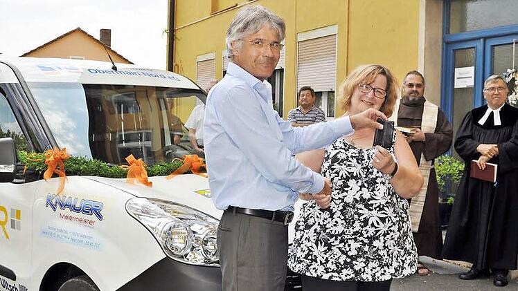 Mit der Schlüsselübergabe durch den Greive-Mitarbeiter Bernd Hofmann und Silke Mohler ging das Fahrzeug in den Besitz der "Burgkunstadter Tafel" über, danach segneten es Pfarrer P. Kosma Rejmer und Pfarrer i.R. Rudolf Ranzenberger.  Foto: Ingrid Kohles