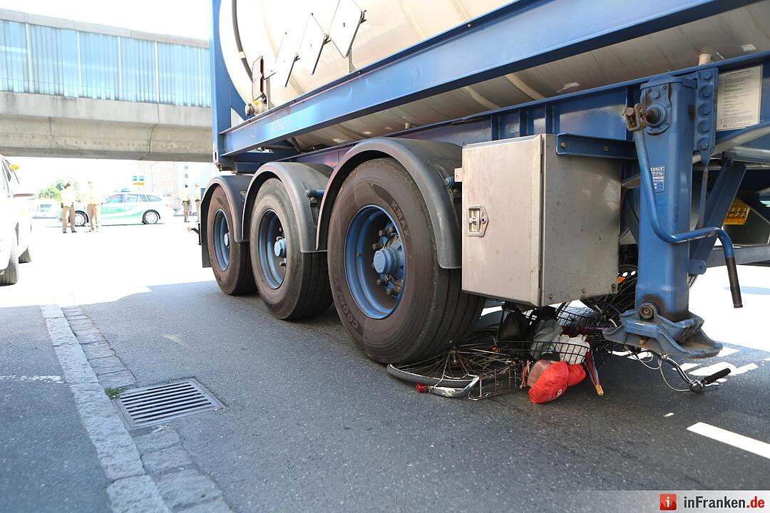 Radfahrer in Nürnberg von Lkw erfasst