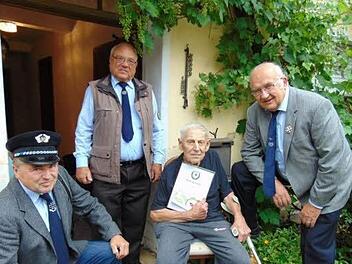 Mitglieder der Soldatenkameradschaft Walkersbrunn ehrten Konrad Zeißler (2 .v. r.) gleich zweimal.  Foto: Petra Malbrich