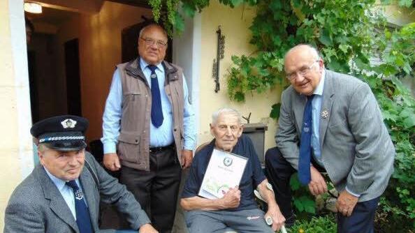 Mitglieder der Soldatenkameradschaft Walkersbrunn ehrten Konrad Zeißler (2 .v. r.) gleich zweimal.  Foto: Petra Malbrich