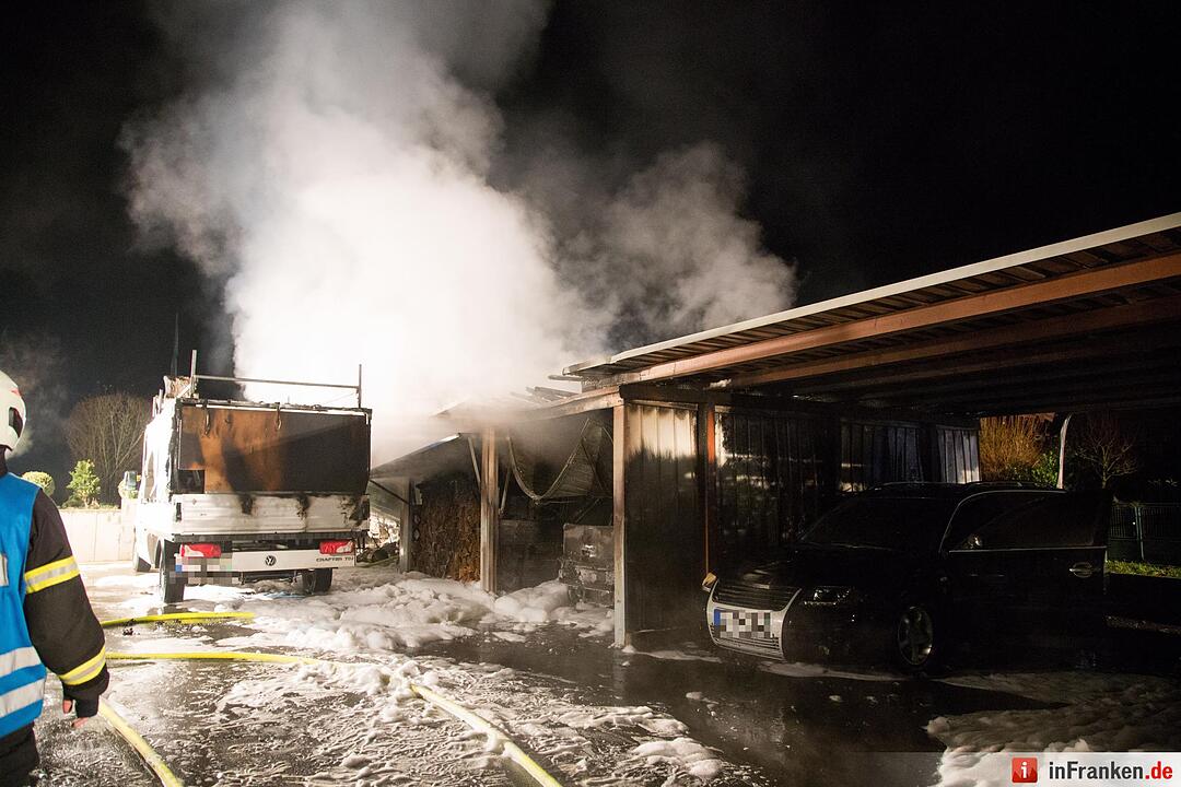 Garage mit angebautem Carport und Holzunterstand in Brand - Vier Fahrzeuge zum Teil schwer beschädigt
