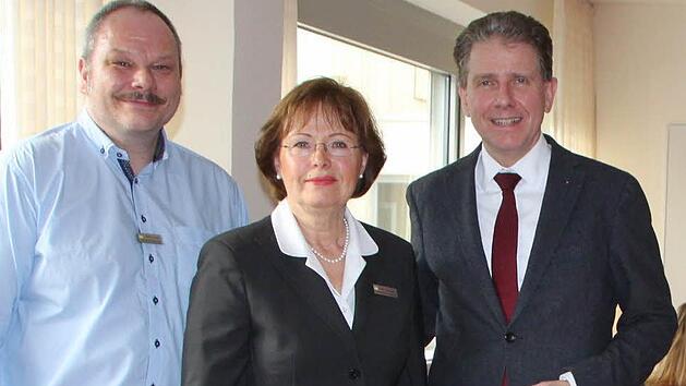 Um die Behandlung psychischer Erkrankungen zu etablieren, holte die Klinikleitung mit Stefanie Leitsch (Mitte) und Prof. Christoph Reichel (rechts) als Chefarzt Jens Aron ins Haus. Foto: Ulrike Müller