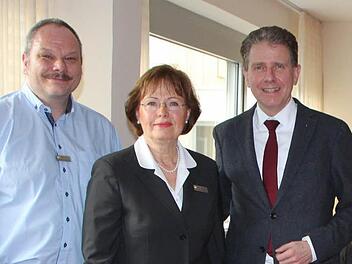 Um die Behandlung psychischer Erkrankungen zu etablieren, holte die Klinikleitung mit Stefanie Leitsch (Mitte) und Prof. Christoph Reichel (rechts) als Chefarzt Jens Aron ins Haus. Foto: Ulrike Müller