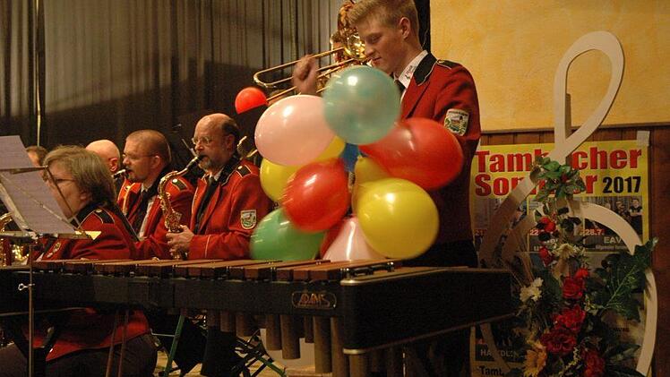 Auch bei der Luftballon-Polka wahrte Sebastian Krumm mit 22 platzenden Luftballons den Rhythmus. Foto: Edwin Meißinger