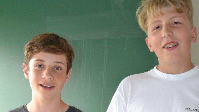 Hannes Ziebis und Jacob Hartmann aus der 8. Klasse präsentierten beim Schulfest ihr besonderes Modell der ISS. Foto: Uschi Prawitz