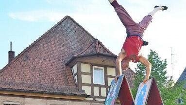 Arlekino kletter auf sein Kartenhaus und vollführt Kunsttücke.