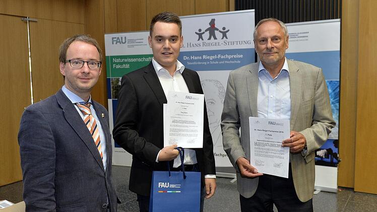 Gemeinsam mit dem jungen Forscher Tony Oehm (Mitte) freuen sich Dr. Reinhard Schneider von der Friedrich-Alexander-Universität Erlangen/Nürnberg (links) und Max Bauer (Schulleiter am Regiomontanus-Gymnasium in Haßfurt) über die erfolgreiche Teilnahme im Fachbereich Physik.Harald Sippel
