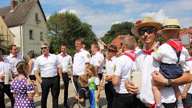 Viele der überlieferten deftig-frechen Kärwaslieder wurden gesungen. Links im Bild Manfred Schleicher, der Vorsitzende des Kärwasvereins