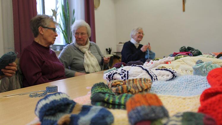 Socken, Pullover und Decken - das sind die Ergebnisse der wöchentlichen Treffen. Foto: Julia Raab