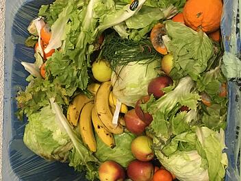 So sehen viele Mülltonnen hinter Supermärkten in Nürnberg aus. Viele Menschen finden das nicht in Ordnung - und gehen deshalb containern. Foto: Alex Cio