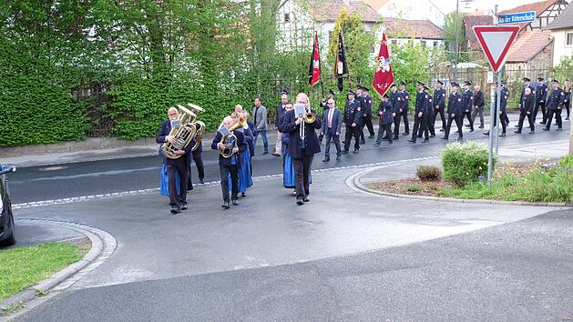 Kirchenparade vom Rathaus zur evangelischen Kirche.