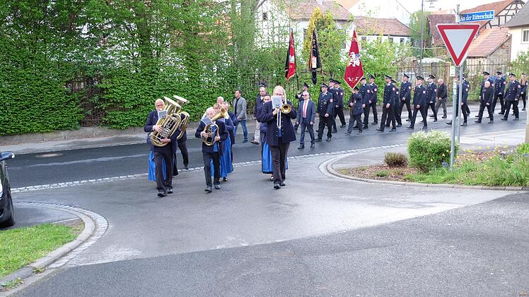 Kirchenparade vom Rathaus zur evangelischen Kirche.