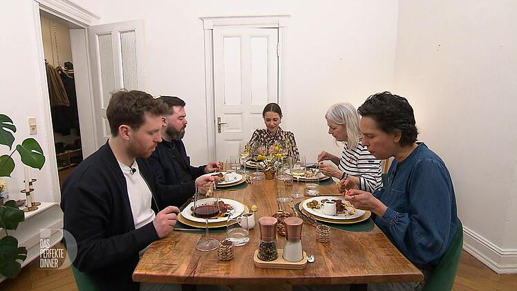 An Tag 1 trifft sich die Hamburger "Dinner"-Runde bei Lena.