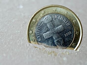 Geht der Euro baden? Die Furcht um die Gemeinschaftswährung und damit um die eigenen Guthaben ist nicht nur in Zypern derzeit groß. Foto: dpa