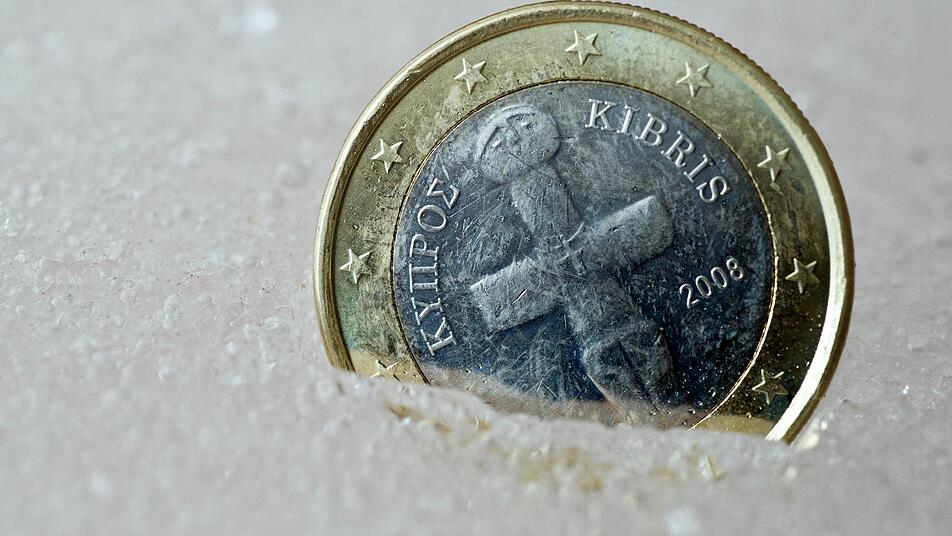 Geht der Euro baden? Die Furcht um die Gemeinschaftswährung und damit um die eigenen Guthaben ist nicht nur in Zypern derzeit groß. Foto: dpa