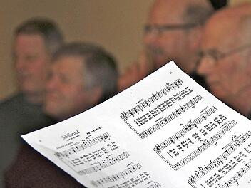 Der Männerchor Harmonie Obereschenbach gibt eine Kostprobe seines Gesangs. Fotos: Gerd Schaar