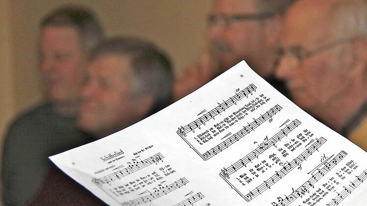 Der Männerchor Harmonie Obereschenbach gibt eine Kostprobe seines Gesangs. Fotos: Gerd Schaar