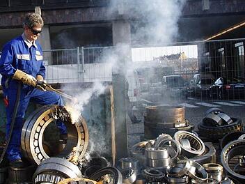 Der Schneidbrenner kommt bei SKF selten zum Einsatz, wie auf diesem Archivbild bei der Zerstörung von Piraten-Produkten aus Fernost im Werk Schweinfurt. Bei SKF baut man sonst eher Teile zusammen. Foto: gf
