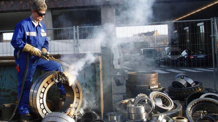 Der Schneidbrenner kommt bei SKF selten zum Einsatz, wie auf diesem Archivbild bei der Zerstörung von Piraten-Produkten aus Fernost im Werk Schweinfurt. Bei SKF baut man sonst eher Teile zusammen. Foto: gf Der Schneidbrenner kommt bei SKF selten zum Einsatz, wie auf diesem Archivbild bei der Zerstörung von Piraten-Produkten aus Fernost im Werk Schweinfurt. Bei SKF baut man sonst eher Teile zusammen. Foto: gf