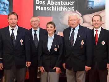 Ehrungen standen im Mittelpunkt der BRK-Jahreshauptversammlung. Auf unserem Foto v.l.: Bereitschaftsleiter Thomas Menz, Ralf-Peter Beck, Marika Hahn, Franz Zehkorn und der Kreisvorsitzende des Roten Kreuzes Dr. Alexander Siebel. Verhindert waren Heinz-Joachim Beck und Elisabeth Metz. Foto: Peter Rauch