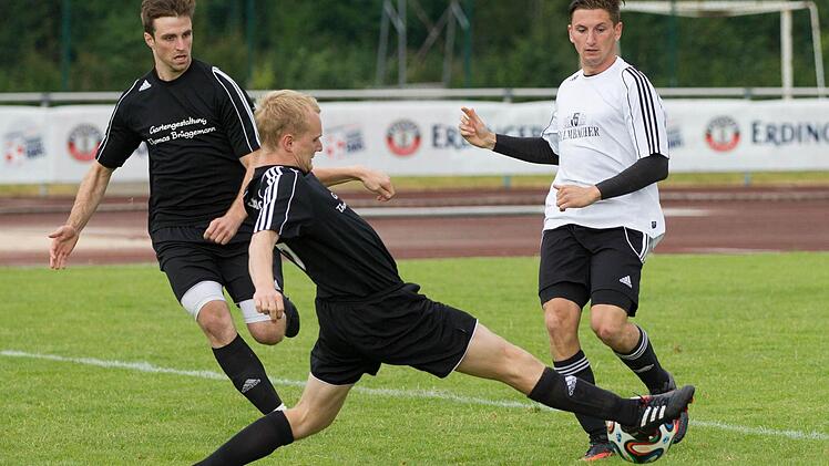 Kasendorfer Kapitän Thomas Ellner (vorne) erzielte im Finale des Erdinger-Meister-Cups den 3:2-Siegtreffer gegen den TSV Sonnefeld. Links der zweifache Torschütze Sebastian Wirth. Fotos: Heinrich Weiß